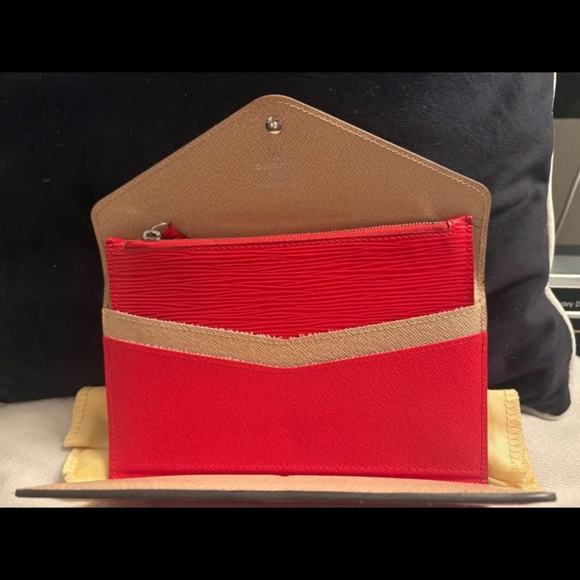 Louis Vuitton Epic Red - Picture 2 of 7